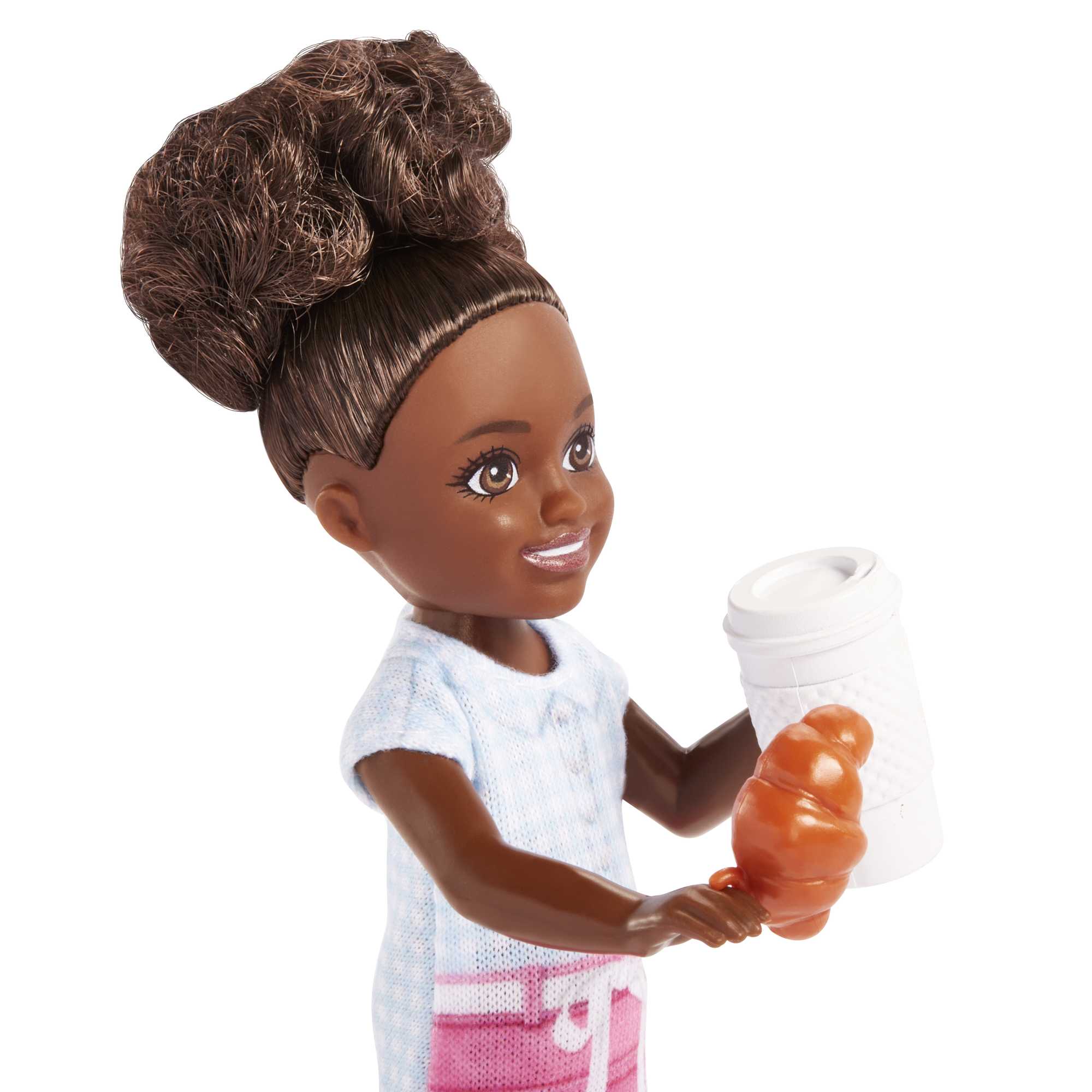 Barbie® Chelsea Poupée Chelsea Peut Être… Barista, Poupée et Acc. - Image 3
