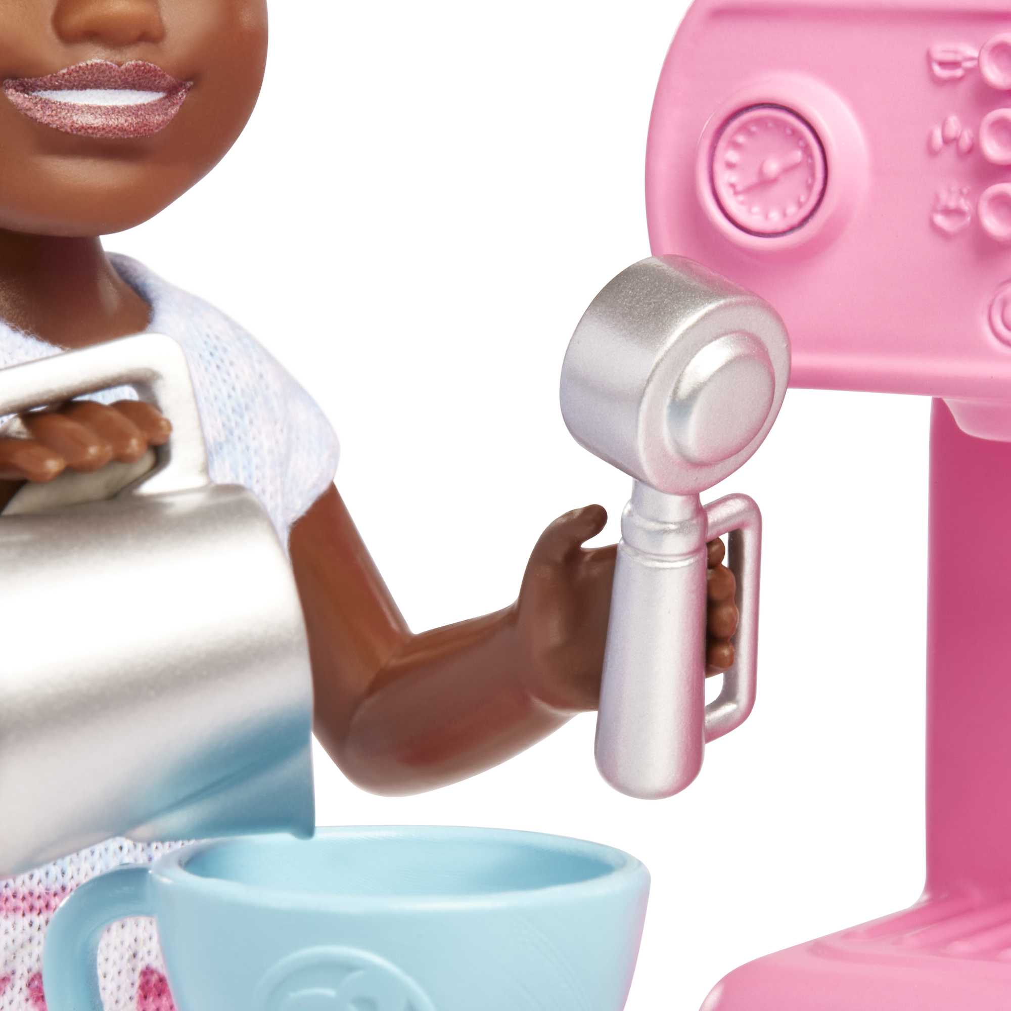 Barbie® Chelsea Poupée Chelsea Peut Être… Barista, Poupée et Acc. - Image 5