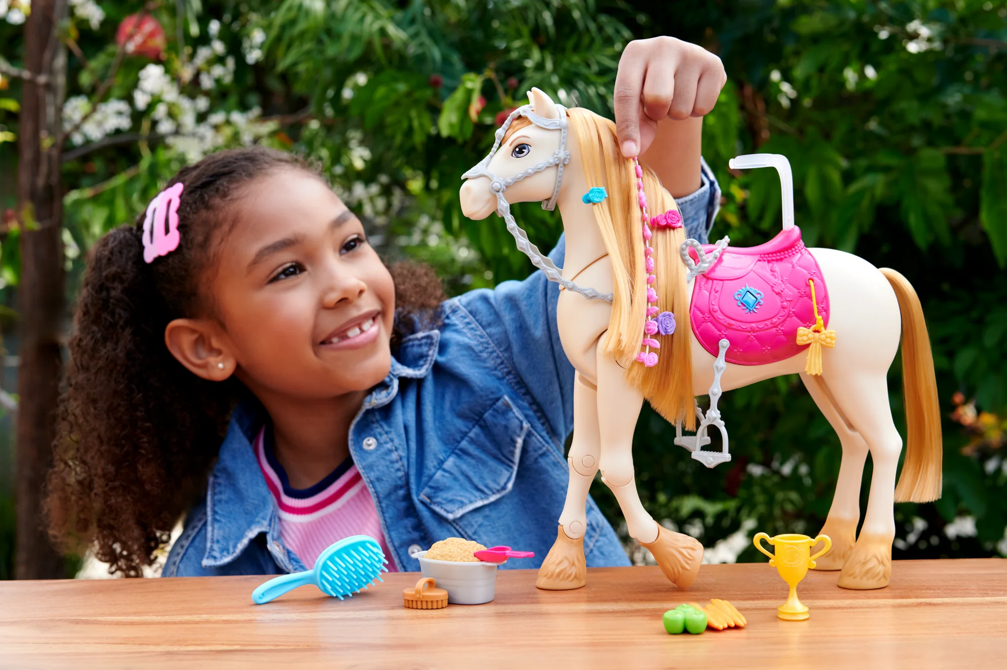 Barbie Detective La Gran Carrera de Caballos Set de Juego Caballo con Accesorios - Image 2