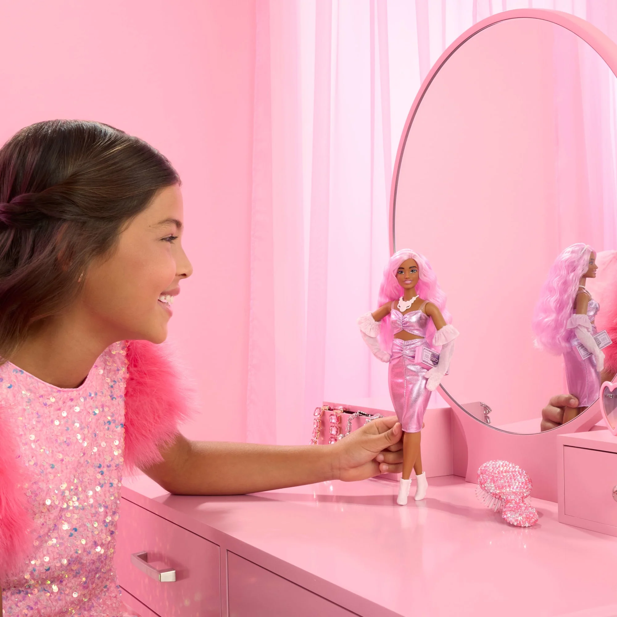 Barbie Fashionista Muñeca Deluxe Cabello Rosa y Vestido Brillante - Image 2