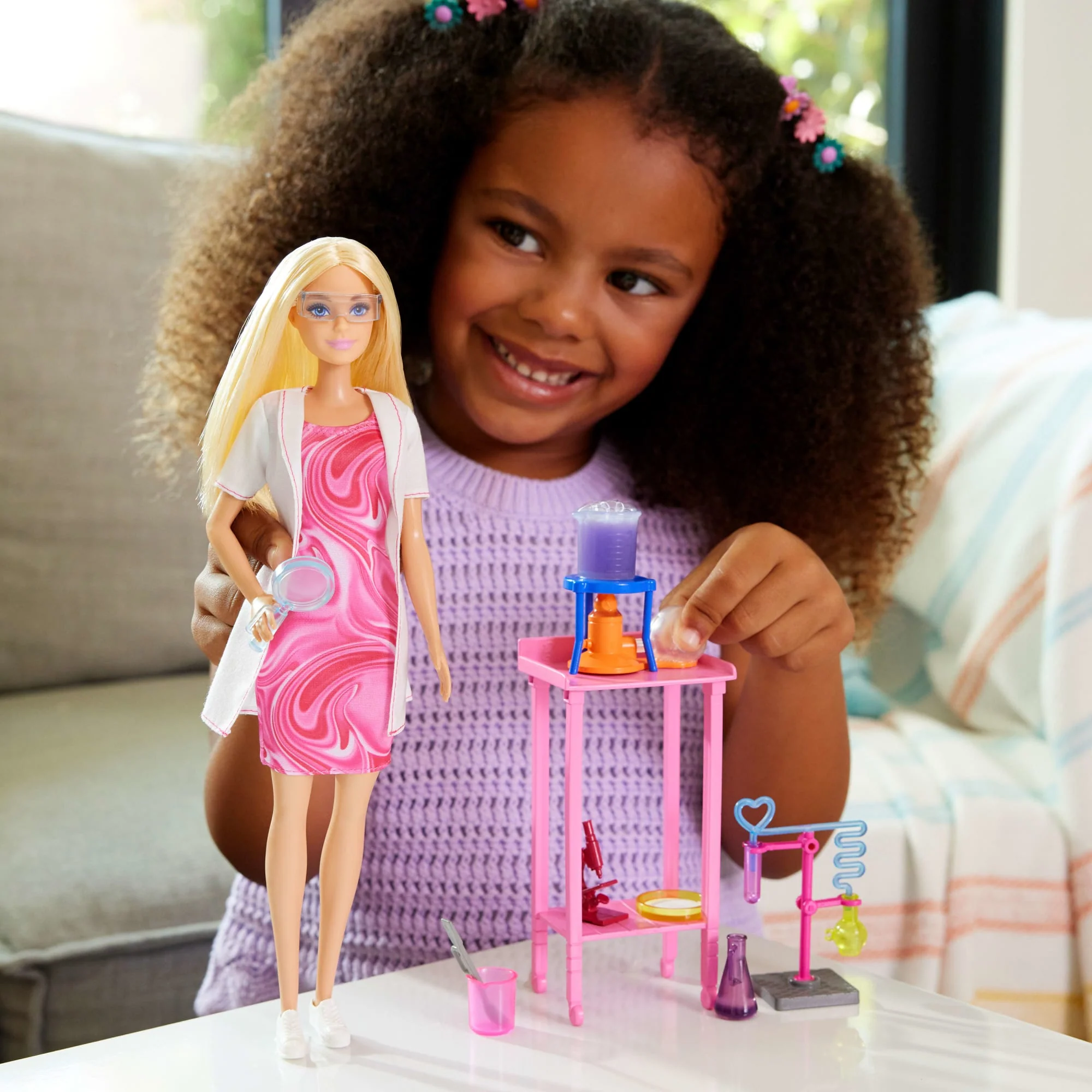 Barbie Poupée Mode et Accessoires Scientifique, Blonde, Table - Image 2