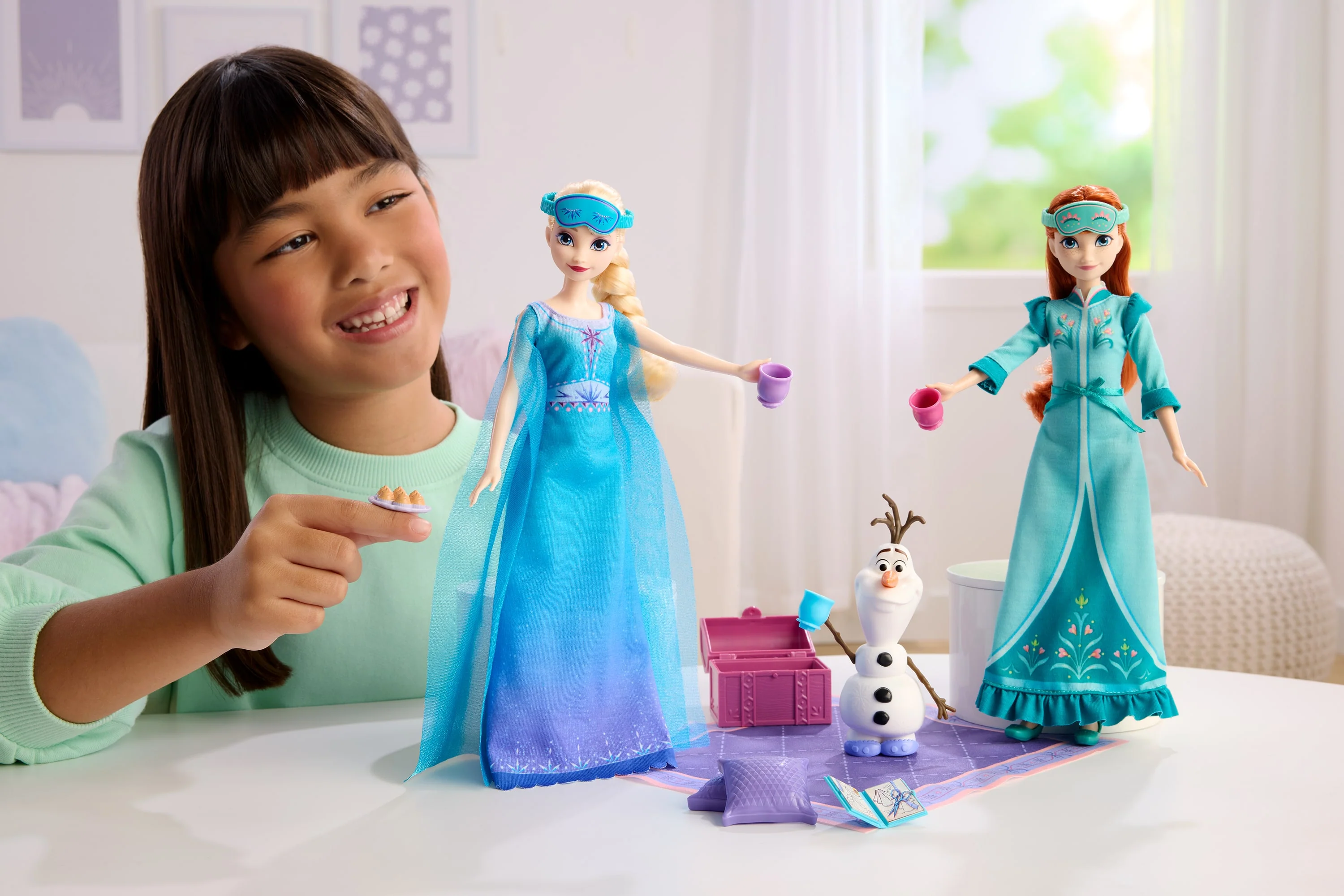 Disney Frozen Slumber Sister Set With Anna & Elsa Fashion Dolls, Olaf & 14 Accessories - Image 2