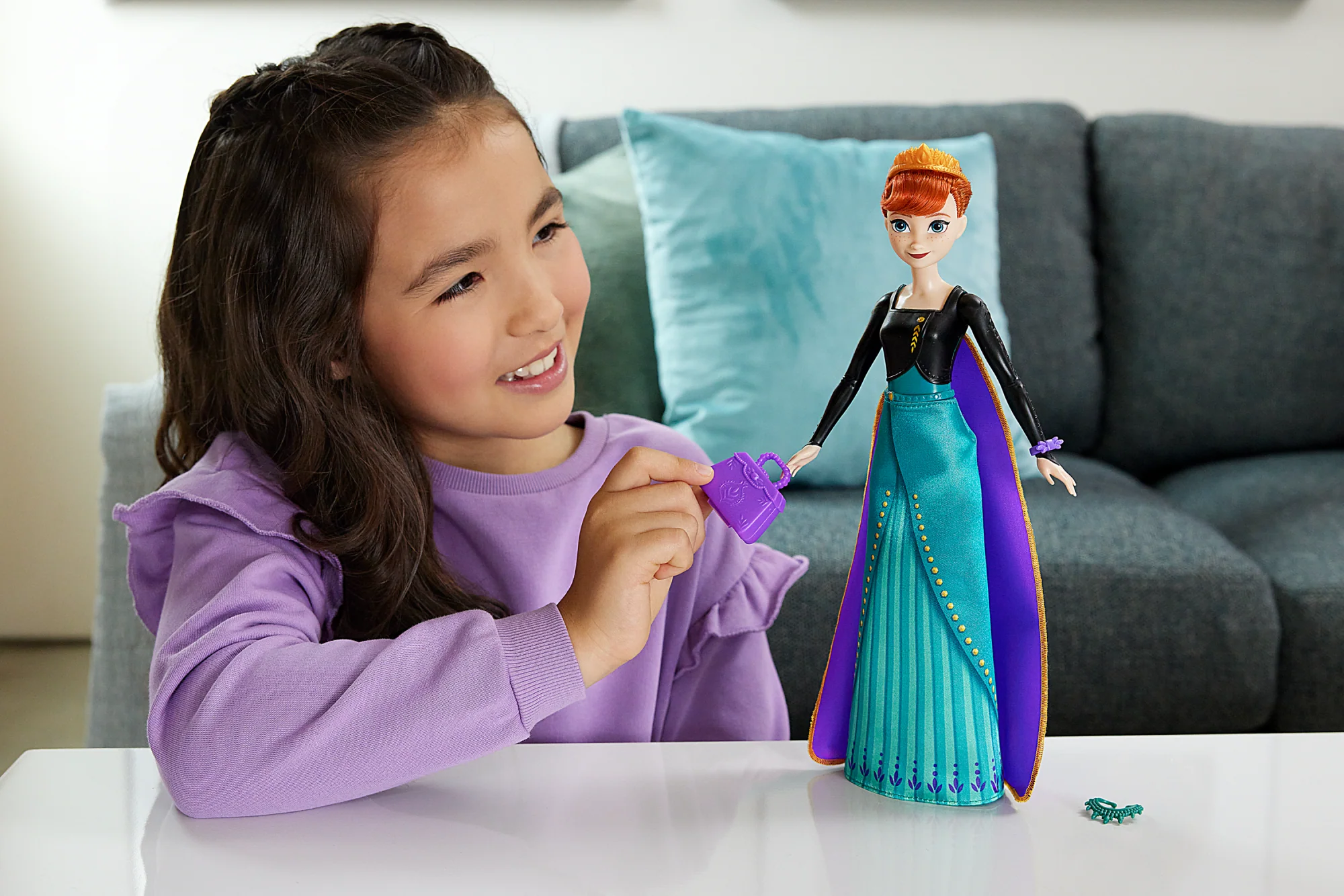 Disney Frozen Spin & Reveal Anna Fashion Doll & Accessories With 11 Surprises - Image 2