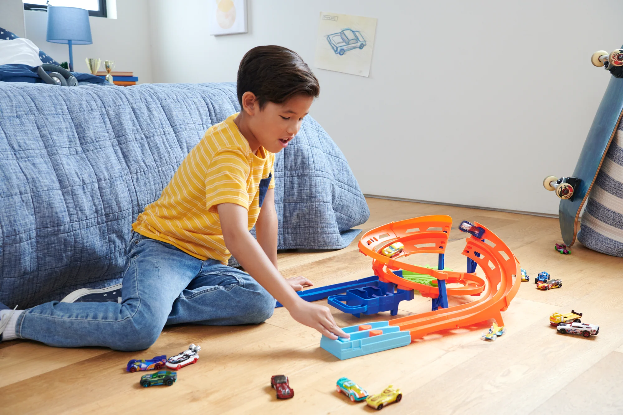 Hot Wheels Circuit Spirale D’Accélération, 2Véhicules, Échelle1:64 - Image 2