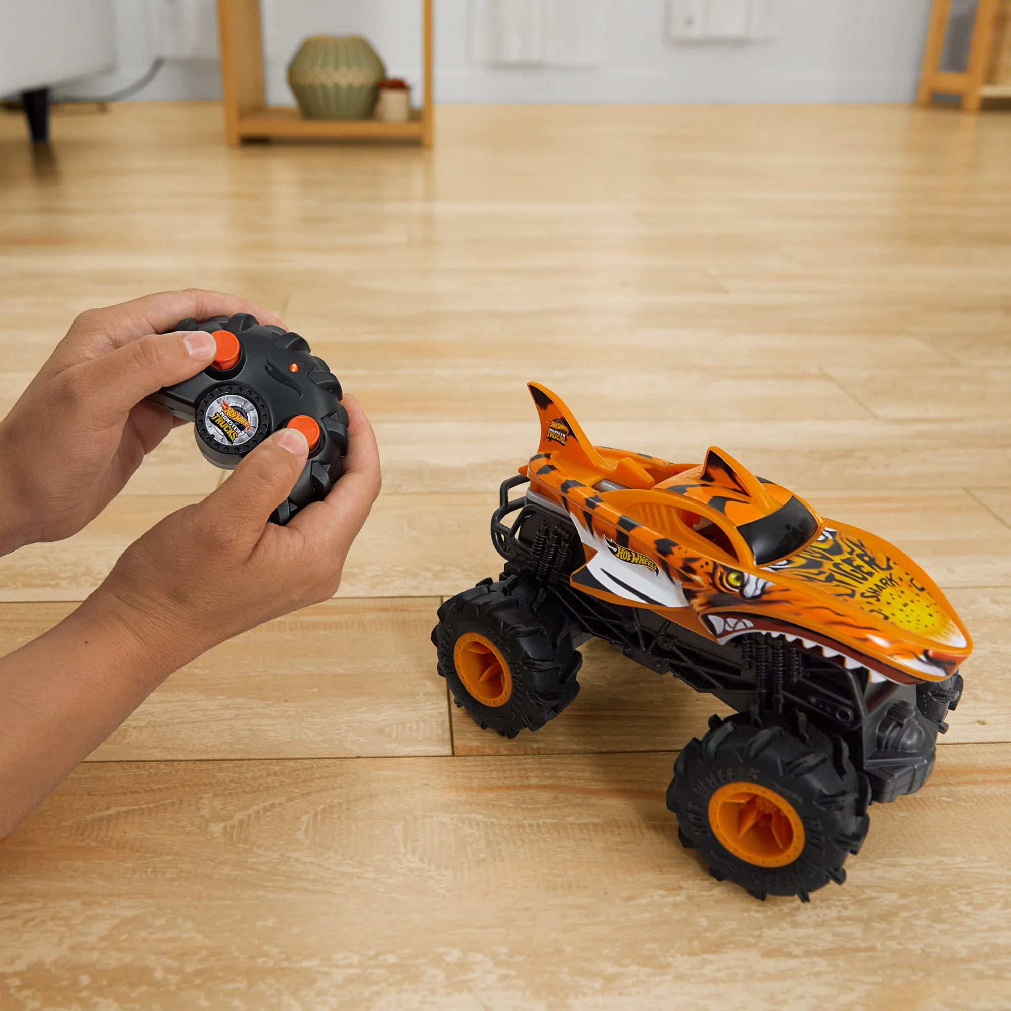 Hot Wheels RC Monster Trucks HW Tiger Shark RC in 1:24 Scale, Remote-Control Toy Truck - Image 3