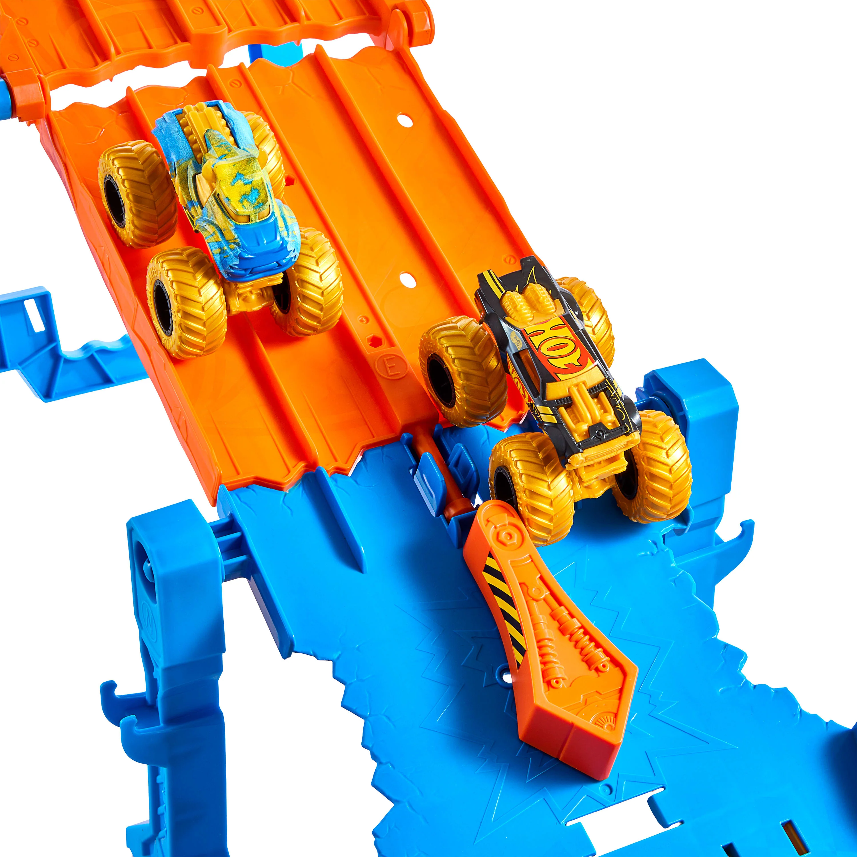 Hot Wheels Monster Trucks Dual Terrain Raceway, 4 Feet Long With 2 Toy Trucks & 2 Crushed Cars - Image 4