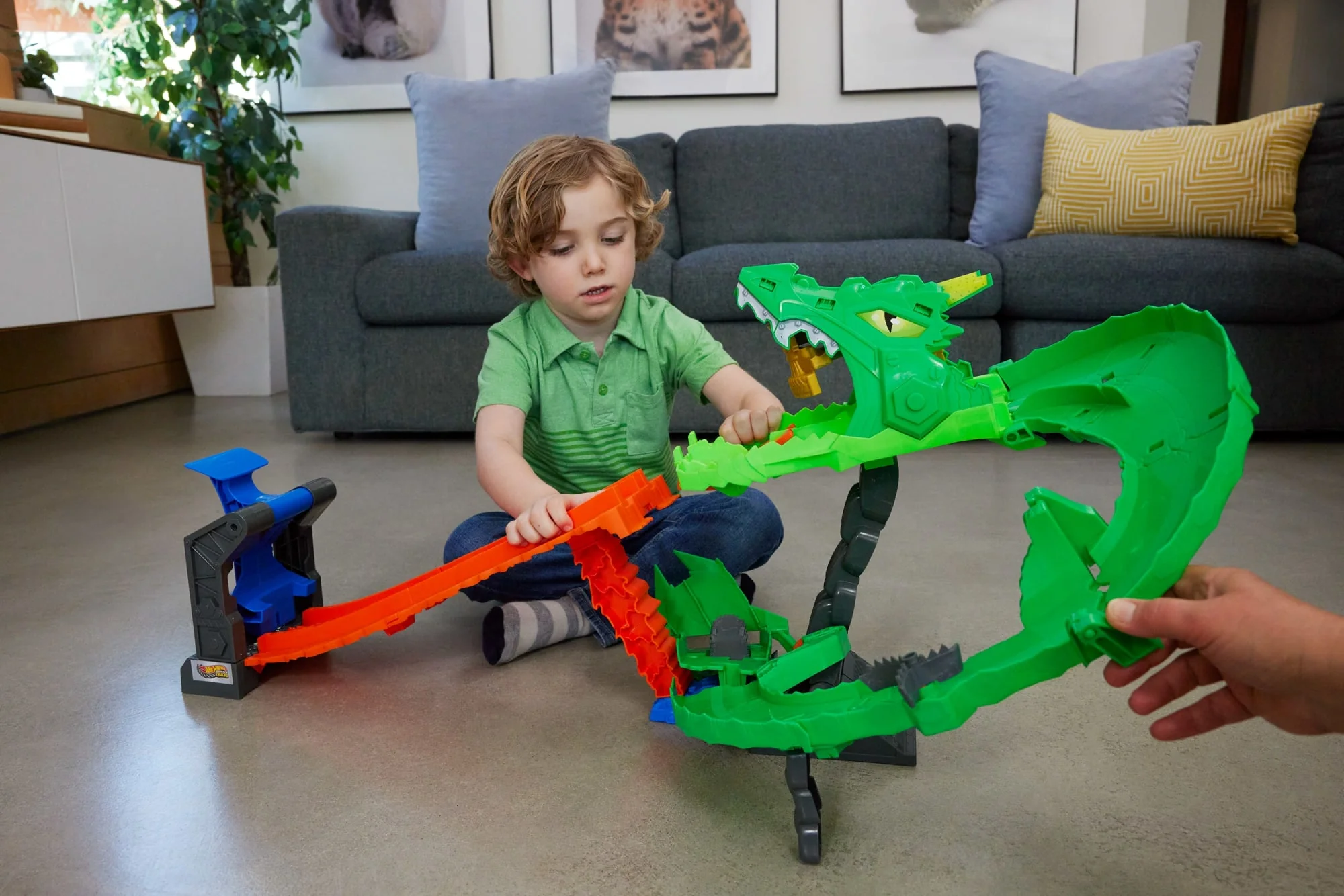 Hot Wheels Monster Trucks Pista de Juguete Tiburones vs. Dinosaurios Destrucción del Dragón - Image 2