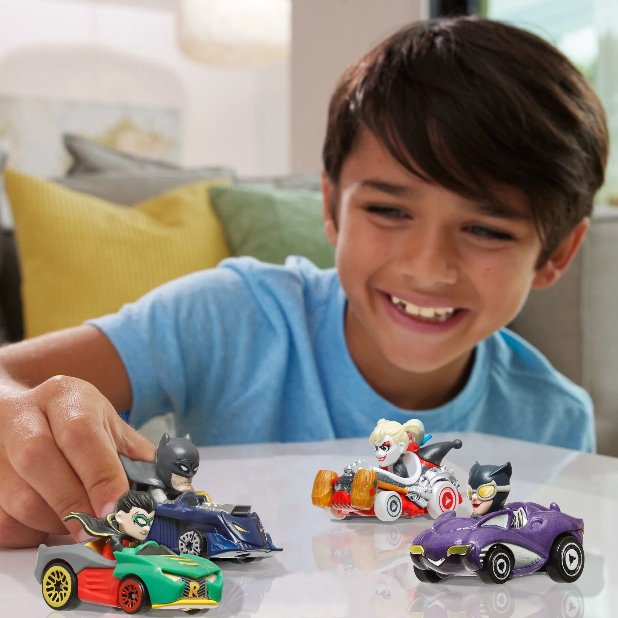 Hot Wheels RacerVerse Veículo de Brinquedo Quatro Carros de Corrida DC - Image 2