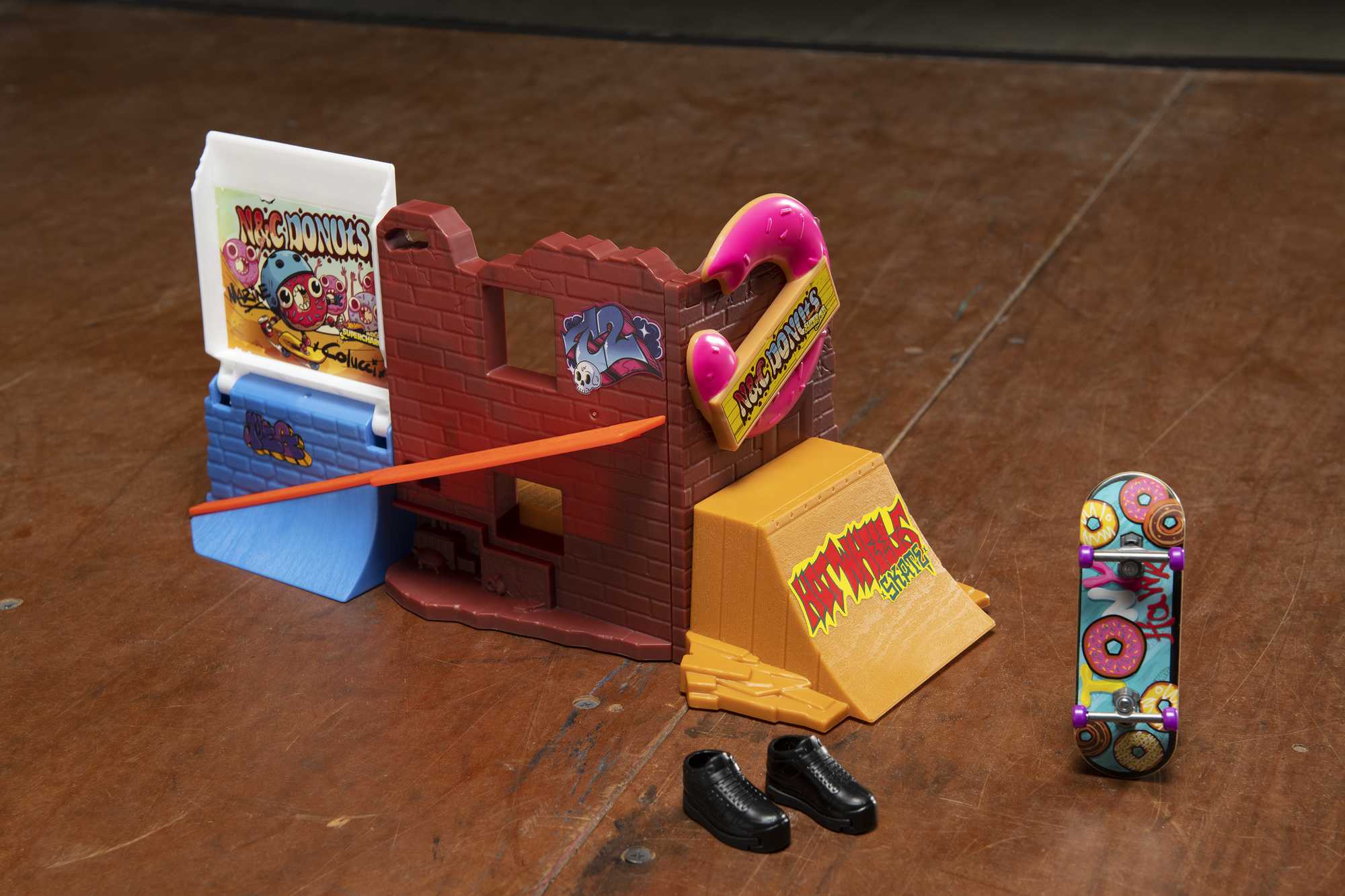 Hot Wheels Skate Pista de Juguete Set Tienda de Dona - Image 2