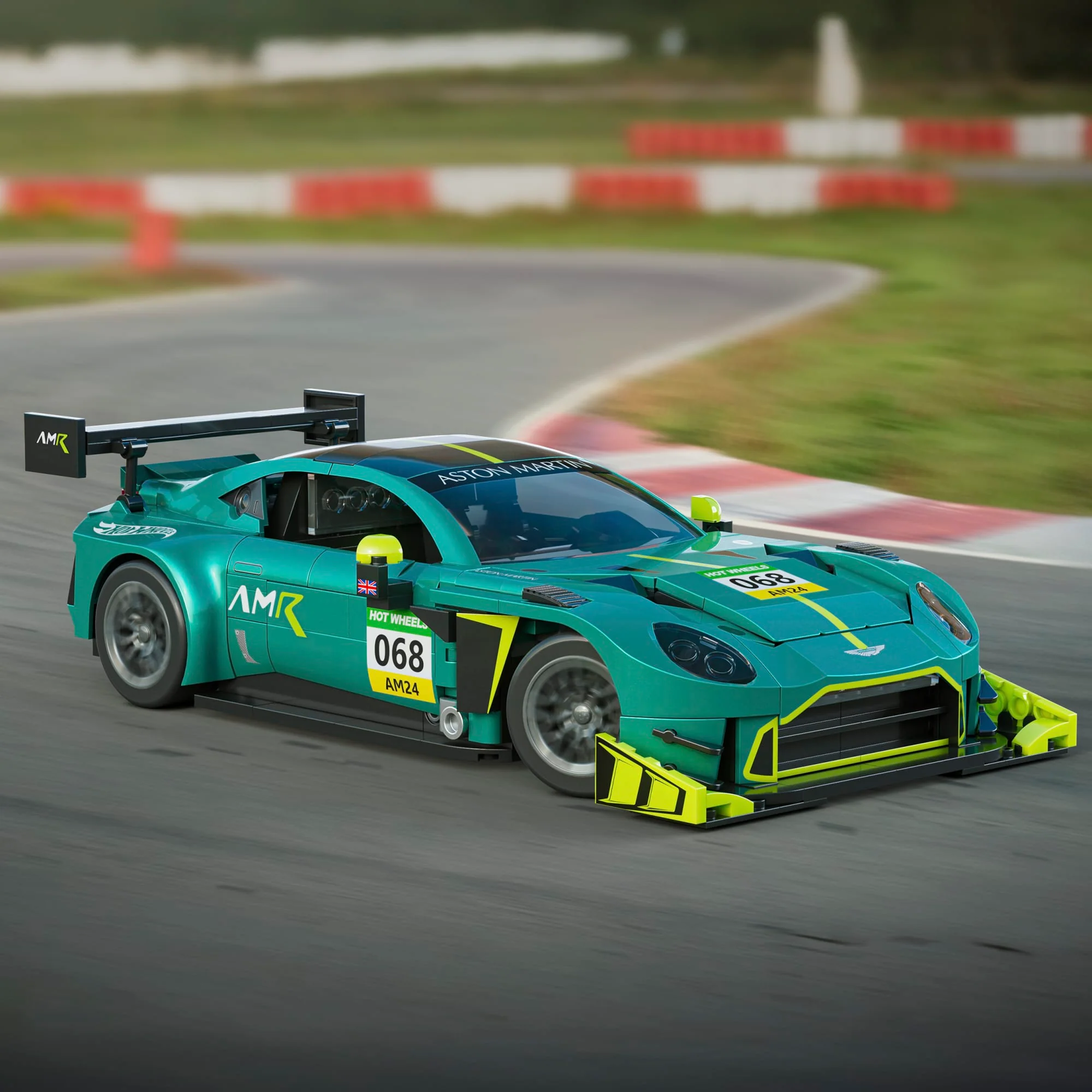 Mattel Brick Shop Hot Wheels ’24 Aston Martin Vantage Gt3 Building Toy Kit (793 Pieces), For Collectors - Image 4