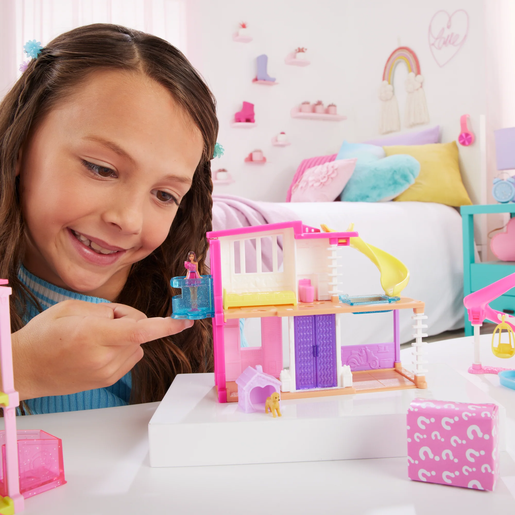 Barbie Mini Barbieland Doll House Playsets With 1.5-inch Doll, Furniture & Accessories - Image 2