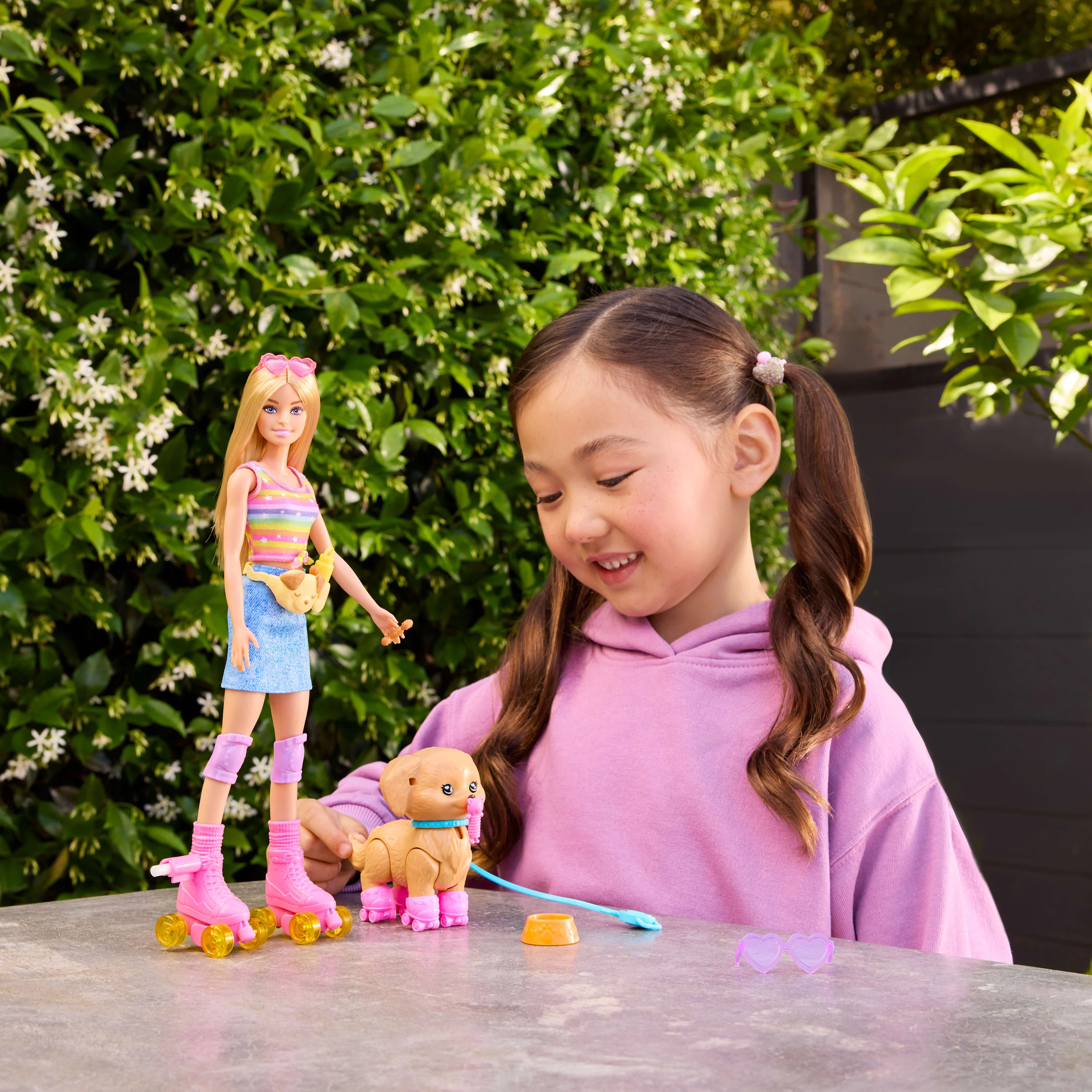 Poupée Barbie et Son Chiot Sur Patins à Roulettes - Image 2