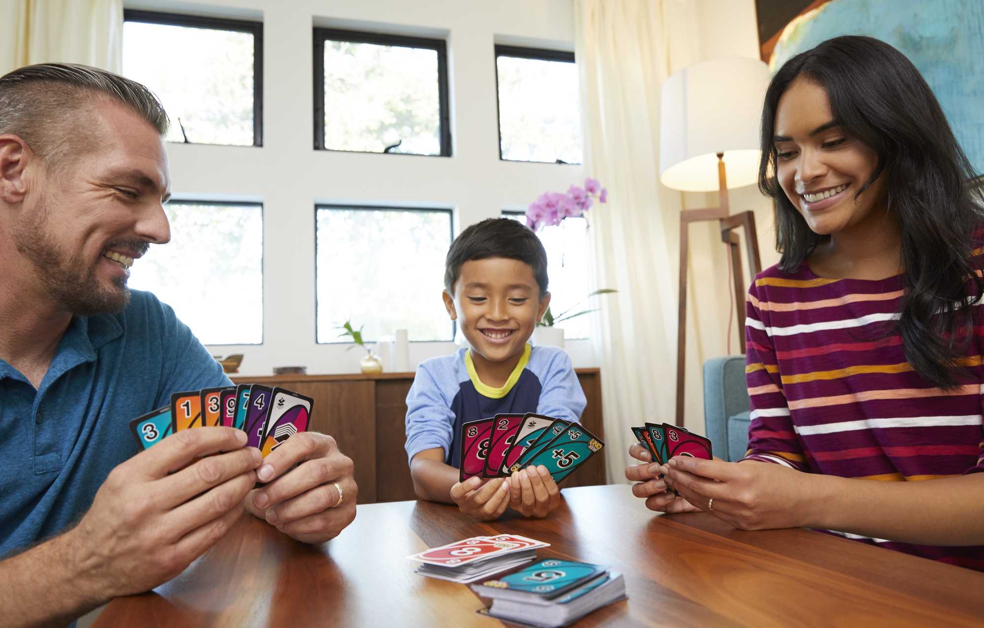 Uno Flip! Jeu de Cartes Dans Une Boîte de Rangement et de Voyage, Paquet de Cartes Accessible Aux Personnes Daltoniennes, Pour Les enfants et Les Familles