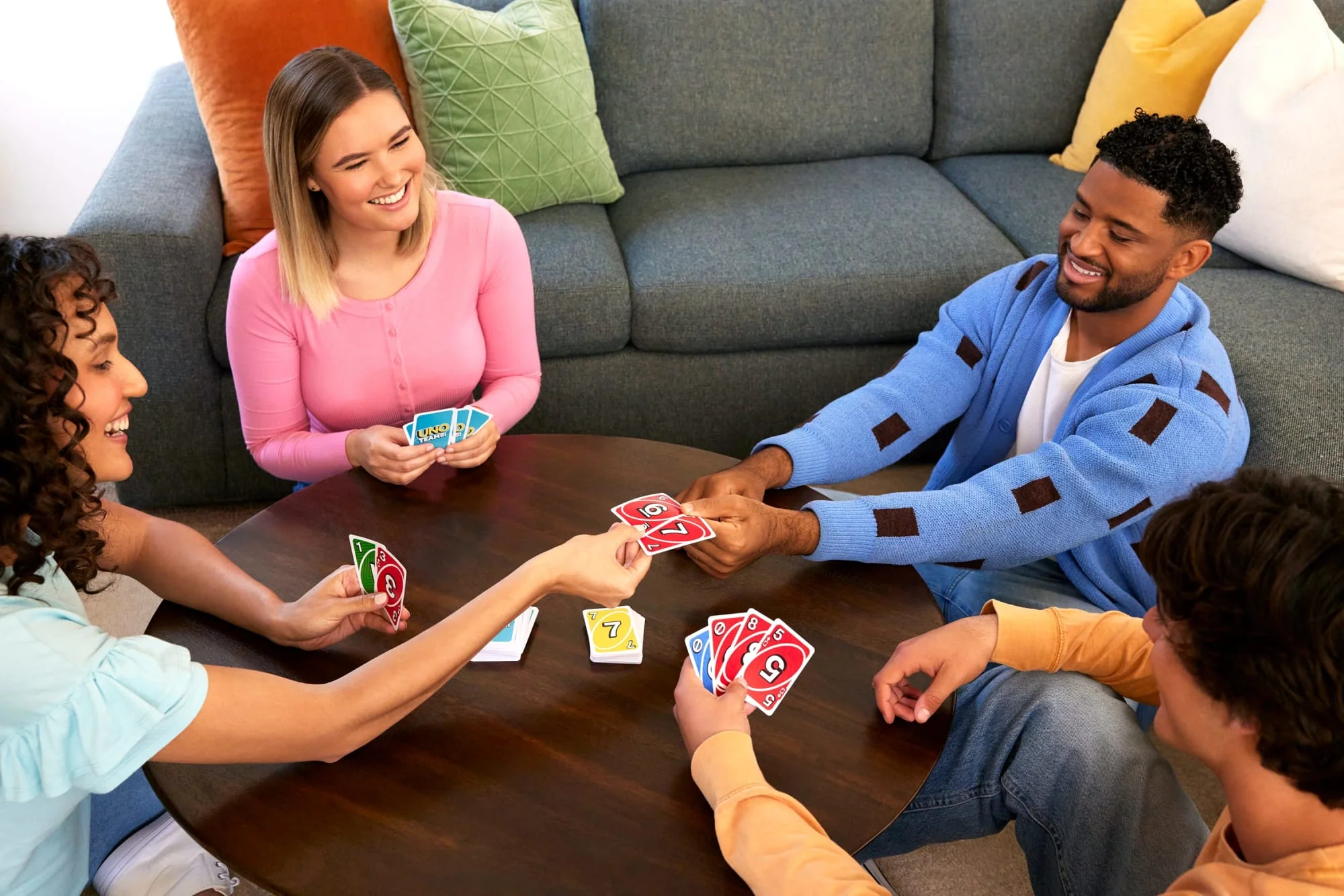 UNO Juego de Cartas Teams Empaque Metálico - Image 2